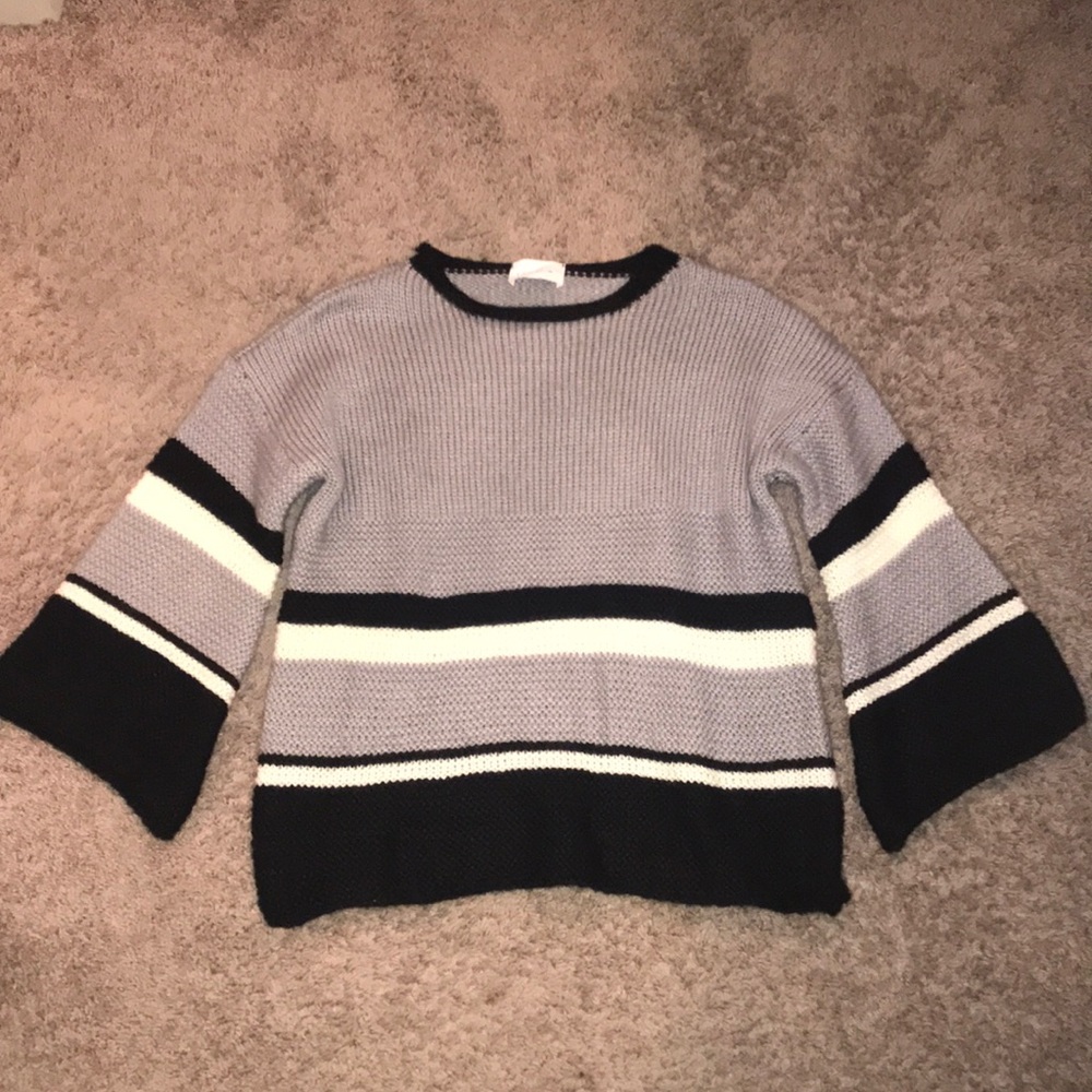 Grey, black, & white sweater with bell sleeves